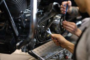 perawatan-sistem-kopling-mesin-sepeda-motor-oleh-teknisi